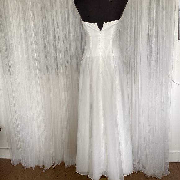 Strapless Wedding/Prom gown! Impression Bridal ivory colour! Overlay! Size 6 - Picture 3 of 12